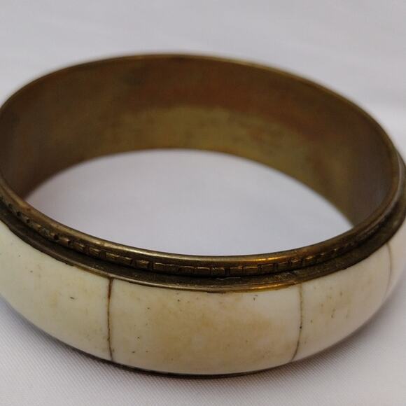 Vintage Mother of pearl bangle bracelet - Picture 4 of 5